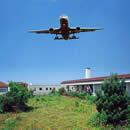 Flugzeug fliegt über einen Garten